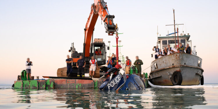 Ismeretlen okból zuhant a rendőrség helikoptere a Balatonba