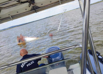 Gárdonyi vízirendőrök kimentették a felborult vitorlást a Velencei-tóból