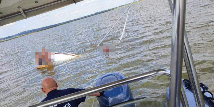 Gárdonyi vízirendőrök kimentették a felborult vitorlást a Velencei-tóból